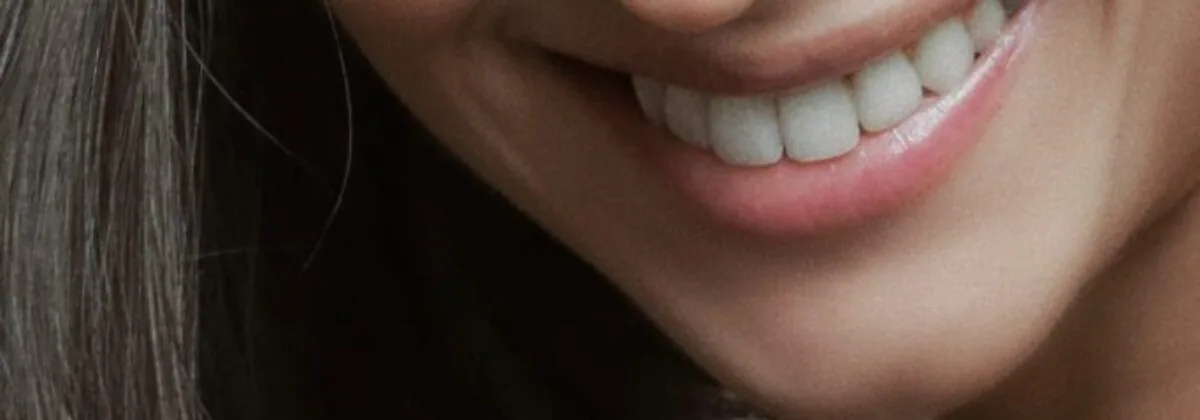 femme qui sourie épilation définitive électrolyse menton Essence Yelle Montpellier