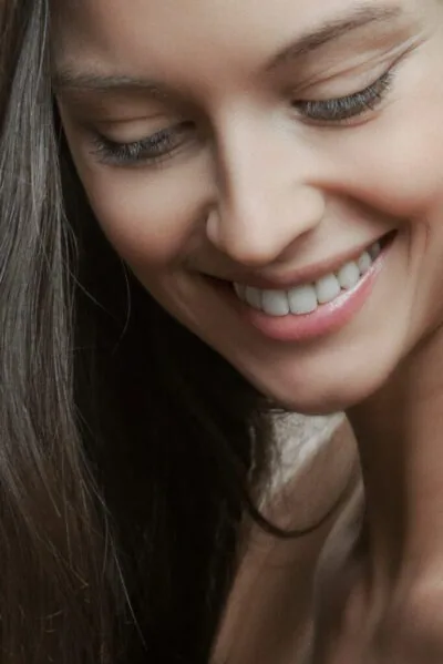 femme qui sourie épilation définitive électrolyse menton Essence Yelle Montpellier