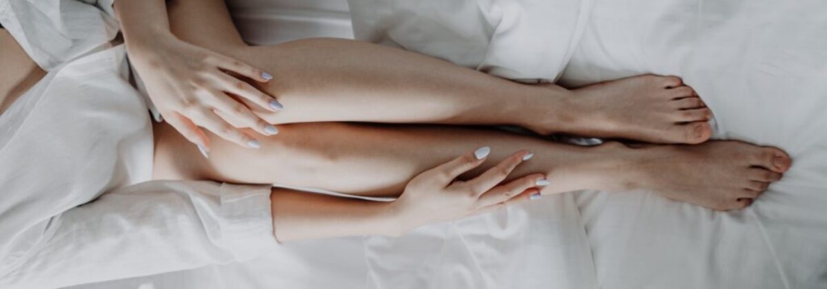 femme-en-chemise-sur-lit-blanc-lumiere-pulsee-jambes-essence-yelle-montpellier