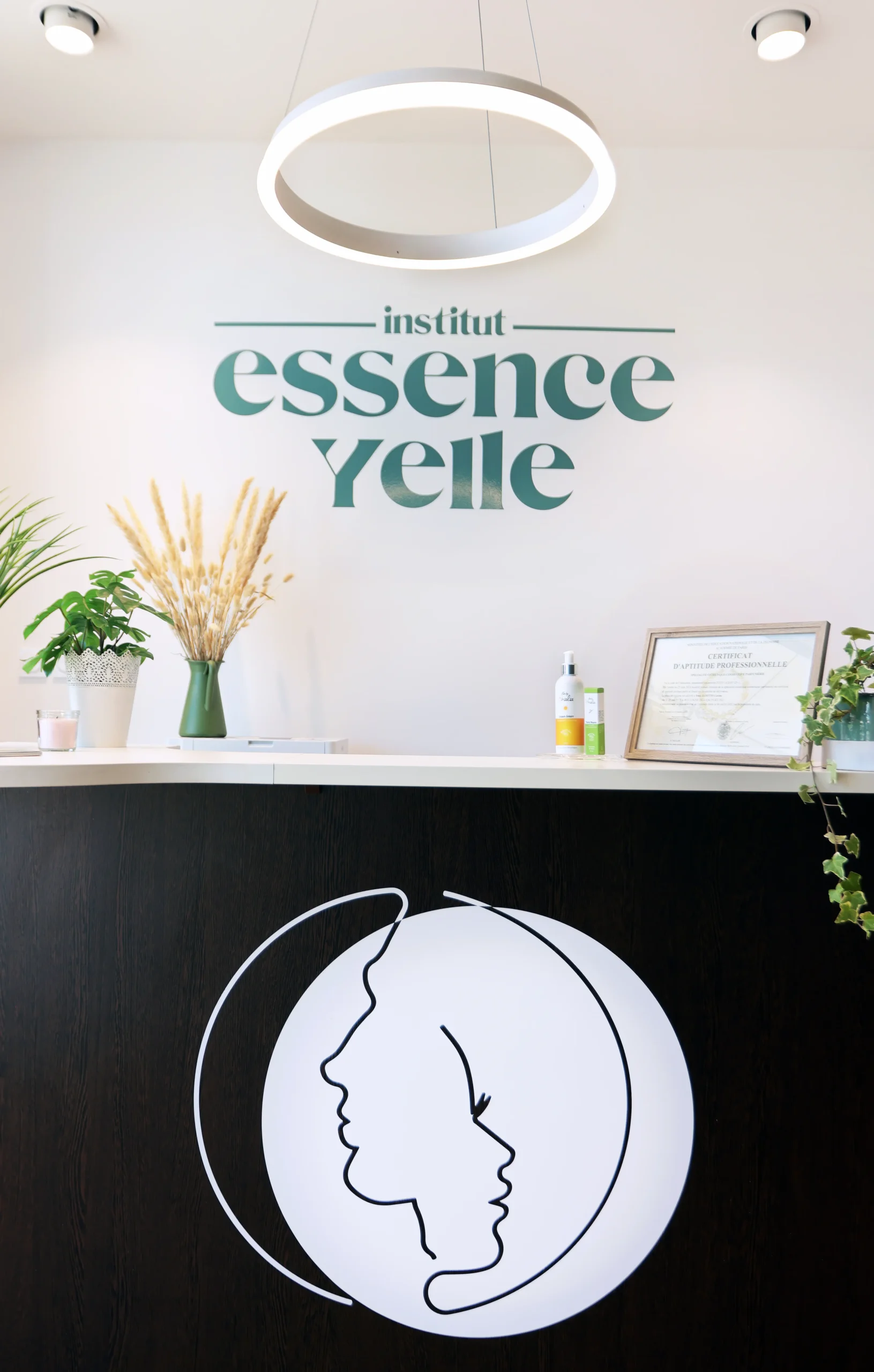 Accueil et logo emblème de notre institut Essence Yelle à Castelnau‑le‑Lez