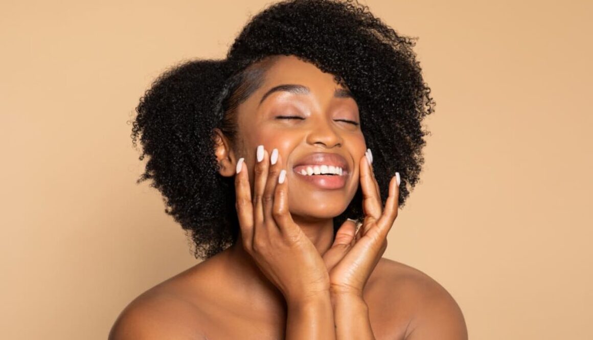 femme à la peau métisse
