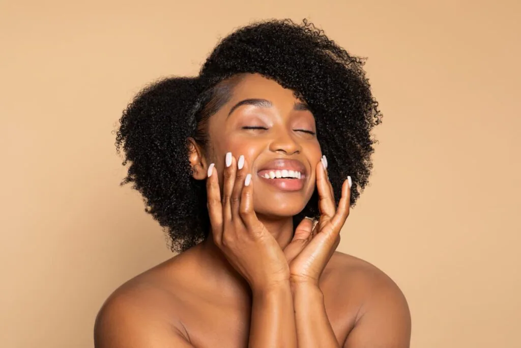 femme à la peau métisse
