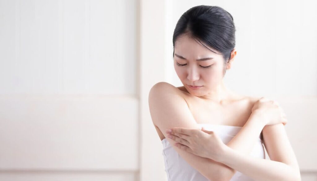 Femme atteinte de la maladie de Verneuil – informations professionnelles sur les précautions et adaptations possibles en épilation définitive dans notre institut Essence Yelle à Castelnau‑le‑Lez