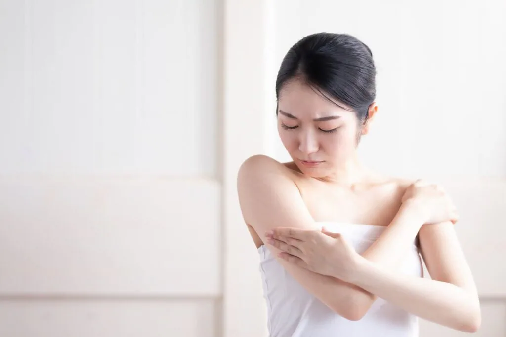 femme avec la maladie de verneuil