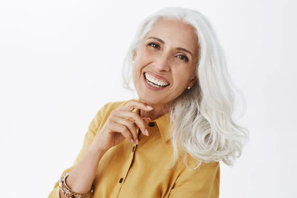 femmes avec les cheveux et poils blancs (1)
