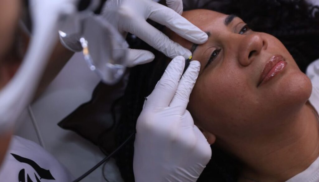 Épilation des sourcils chez une femme à la peau noire ou métisse – un soin d’électrolyse précis, adapté aux poils épais et aux phototypes élevés, proposé dans notre institut Essence Yelle, proche de Montpellier